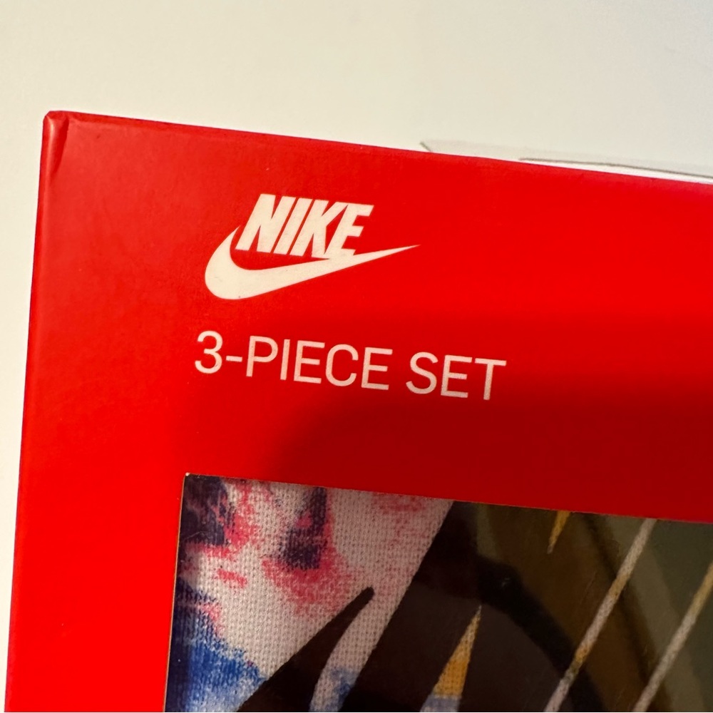 Baby Nike Gift Set - Picture 5 of 6